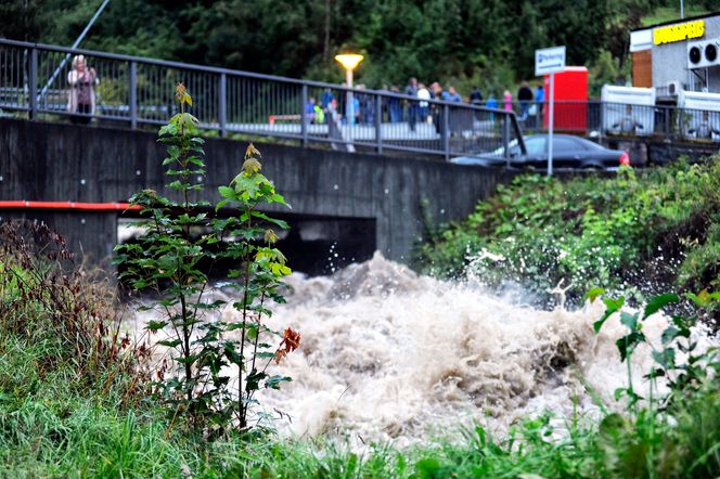 Også fylkesveien over fabrikken fikk merke den tidligere bekkens vrede. Foto: Ekornes