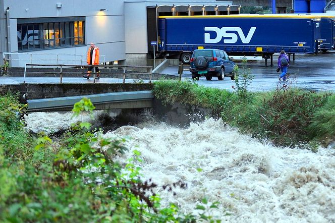 Kvist og jord hopet seg opp i bekkeløpet og gjorde at vannmassene ble stadig hissigere.