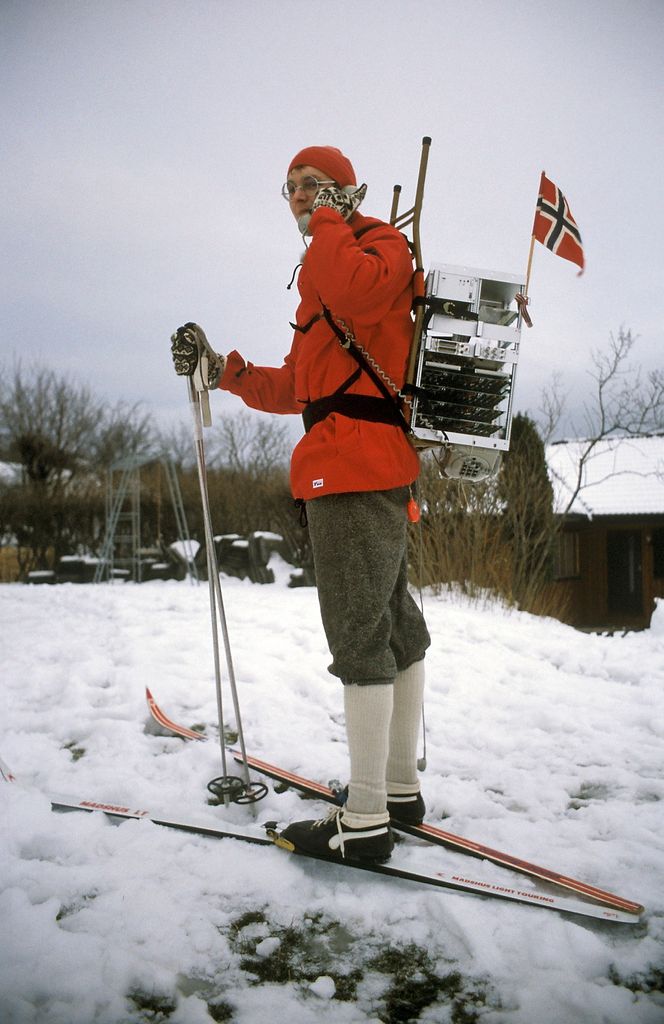 I 1985 testet Torleiv Maseng og Odd Trandem verdens første GSM-mobiltelefon. Her bærer Trandem telefonen som er festet til en bæremeis, mens Maseng er utenfor bildet og bærer batterier. Foto: Privat.