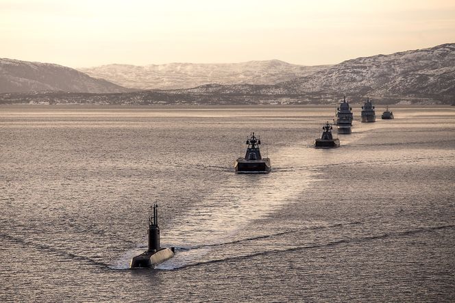 - På sikt vil moderniseringen av dagens fartøy og nye fartøy gi mulighet for nye løsninger innenfor overvåking, langtrekkende bekjempning og samvirke med ubemannede plattformer. Våre undervannsbåter representerer i så måte en strategisk viktig kapasitet og skal videreføres, heter det i Prop. 73 S.