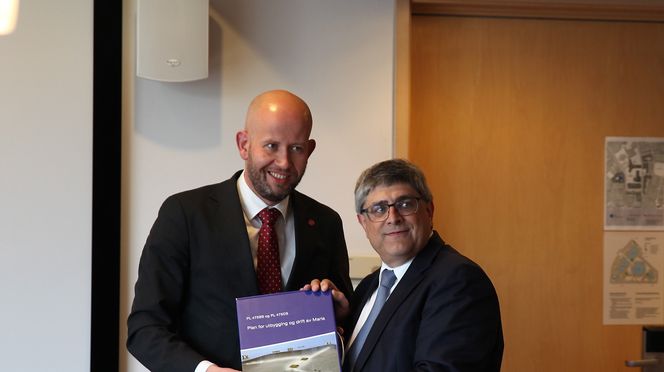 Tirsdag var første gang Wintershall overleverte en plan for utbygging og drift til norske myndigheter. Olje- og energiminister Tord Lien og Wintershall-topp Martin Bachmann.