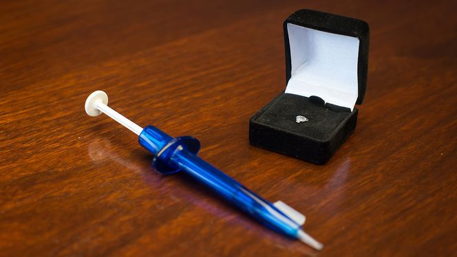 Ocumetrics-linsen skal sprøytes inn i øyet sammen med saltvann, og vil i løpet av 10 sekunder ha funnet sin plass i øyet.