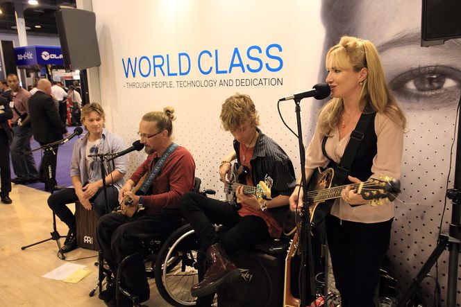 Musikk: Kongsberg Gruppen tiltrakk seg mye publikum på grunn av sine produkter, men også med denne dyktige musikkfamilien fra Houston. Faren sitter i rujllestol etter å ha blitt skutt da han sto i en minibank i Rio de Janeiro. Bilde: tormod haugstad