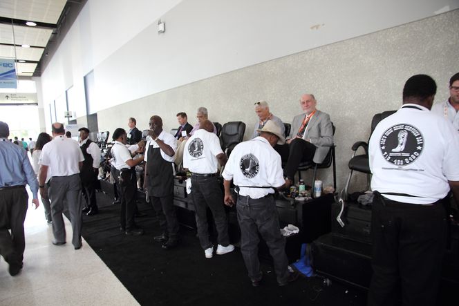 Hektisk: Et stort antall skopussere har nok å gjøre på OTC. Bransjen liker å shine opp skoene sine når de skal tråkke rundt på utstillingen. Bilde: Tormod Haugstad