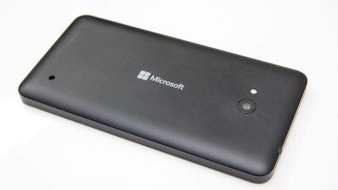 Telefonen har deksel i plast. Dette kan fjernes, slik at du kan bytte batteri og sette inn minnekort.