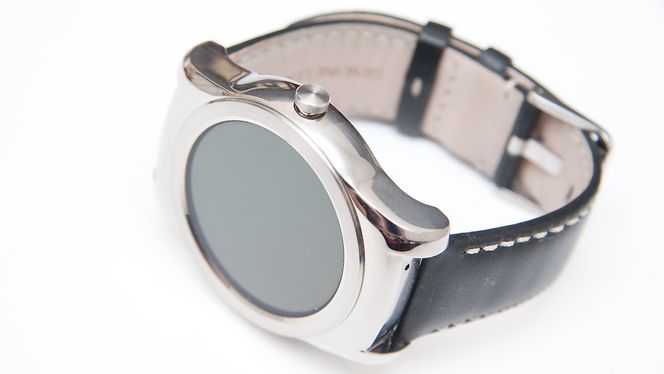 På siden sitter klokkekronen, som fungerer som eneste tast. Denne lar deg skru skjermen av og på, blant annet.