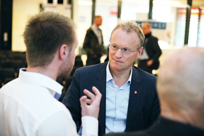 Raymond Johansen lovet prosjektleder Tjerand Silde (t.v.) i
