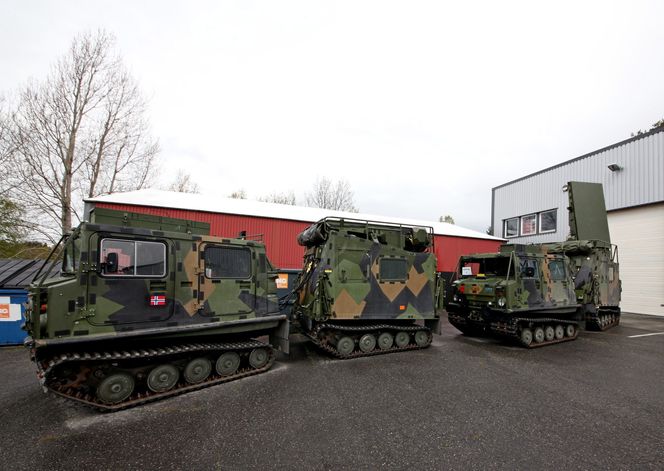 De tolv norske Arthur-systemene har hittil vært montert på Bv206. Her er de er inne til service og vedlikehold i Halden, og  løpet av noen år skal de gjennom en fullstendig modernisering (MLU).