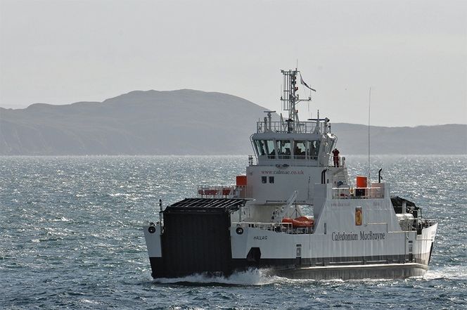 På tur: MV Halliag trafikkerer ruten Sconser og Raasay og tar 150 passasjerer og 23 biler. Det diesel-elektriske framdriftssystemet med batteribank, bidrar til reduserte utslipp og drivstofforbruk med opp mot 38 prosent.