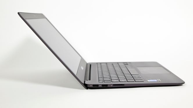 Skjermlokket dytter understellet litt opp fra bakken. Det både løfter tastaturet litt og sørger for bedre luftsirkulasjon under.