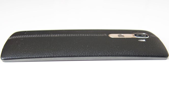 LG G4 er svakt buet, men det er ikke noe du egentlig legger merke til før du legger telefonen på bordet og ser den fra siden.