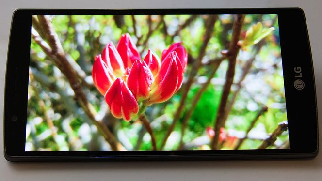 Skjermen er svært god. Den fyller en stor del av fremsiden på telefonen.