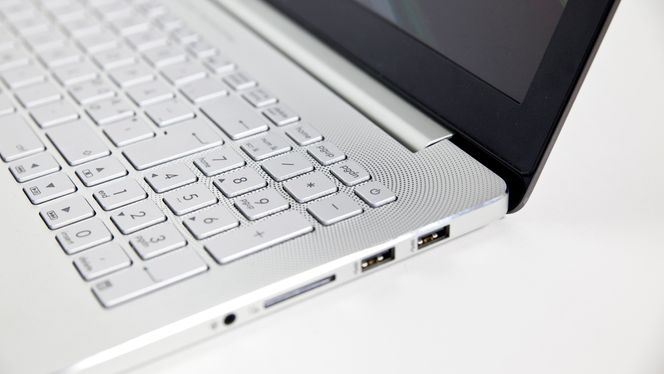 Høyttalergrillene i hvert hjørne utgjør et fiffig designelement.