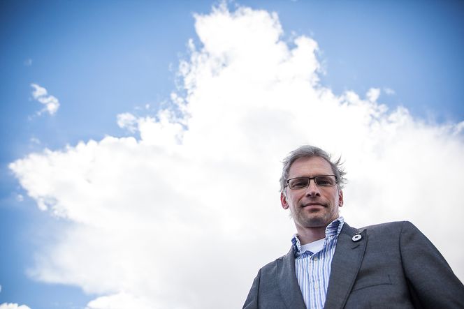 UV-varsel: En liten mynt i jakkekragen lager lyd når Vidar Mortensen i norske Sunsense bør finne skygge.