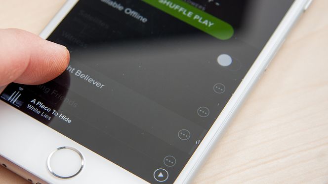 Holder du en finger på en sang, kan du forhåndsvise den på iOS.