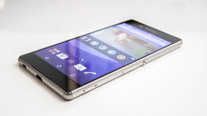 På høyre side har telefonen egen utløsertast for kameraet.