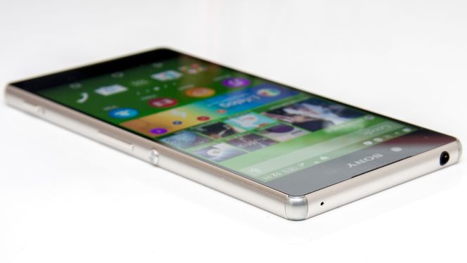 Rammen er laget i metall. Hjørnene er i plast, for å beskytte skjermglasset mot støt.