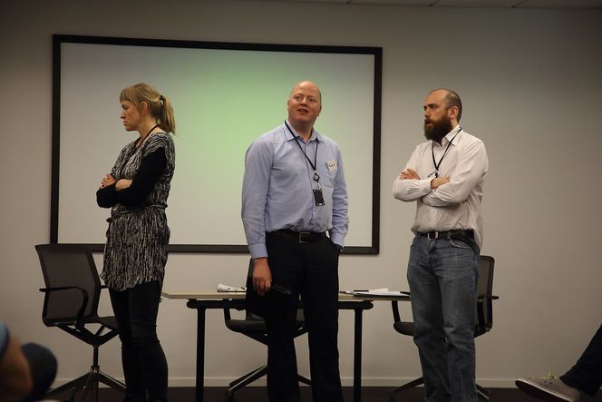 Er det slik det ser ut i et prosjektteam når alt har gått til helvete? Det forsøker skuespillerne  Gard Pedersen, Erik Aarebrot og Astrid E. Sæterøy å illustrere.