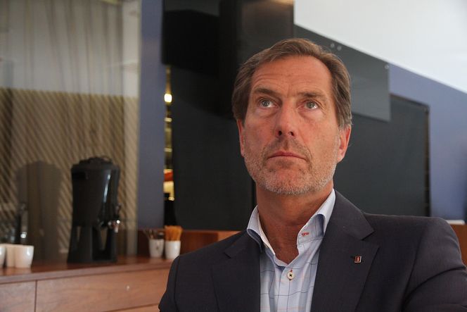 Walter Qvam, konsernsjef Kongsberg Gruppen ser ikke mørkt på utsiktene, selv om nedgangen i offshore merkes. Konsernet har flere bein å stå på. FoU-aktiviteten holdes oppe, sier Qvam.