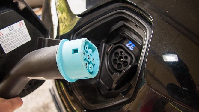 Noen elbilprodusenter anbefaler at du plugger inn så snart du har mulighet, mens andre anbefaler at du ikke lader et batteri som har nær full kapasitet.