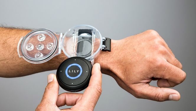 Du kan ikke styre dronen selv, den går i stedet på autopilot og følger denne senderen.