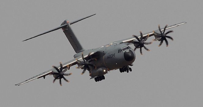 En Airbus A400M lander på Sevilla lufthavn tirsdag 12. mai. Dette var et testfly som kom fra Airbus-hovedkvarteret i Toulouse.