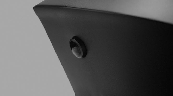 Hjelmen har et 180-graders kamera bak som skal gi fullstendig oversikt over blindsonen.