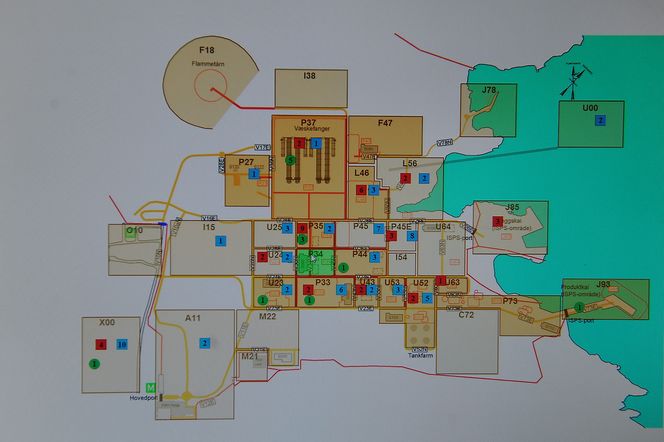 Utsnittet er hentet fra visualiseringsverktøyet som er tilgjengelig på store skjermer AT-kontoret, i kontrollrommet og via intranett. Her kan operatørene følge arbeidstillatelsene som er i omløp – inkludert statuser og avvik i sanntid.