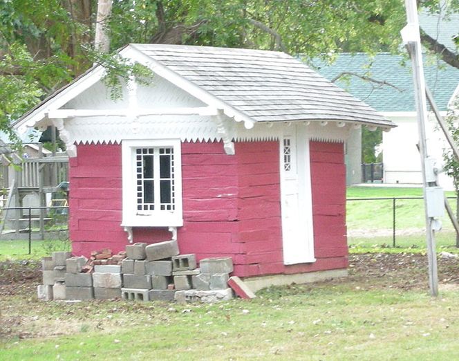 Jernbanesvillene ble brukt til å bygge dette tehuset, da jernbanen ble fjernet etter James Garfields død.