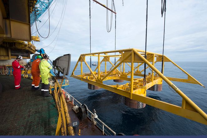 Bunnramme til Åsgard subsea gas compression settes ned på feltet. Bildet er fra 2014.