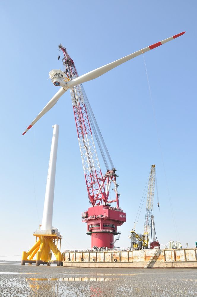 Kjernen i Karmøy-prosjektet er en spektakulær, tobladet havvindmølle, et nytt, norskutviklet vindmøllefundament og en helt ny metode for å montere og installere store havvindturbiner.