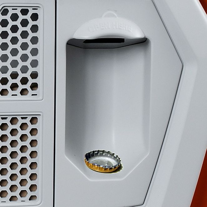 Kjøleren har masse små dippedutter som skal gjøre at man ikke savner noe på stranda. Blant annet en flaskeåpner med magnet, som sørger for at korkene ikke forsvinner.