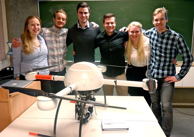 Droner med mobile basestasjoner bør tas ibruk under redningsaksjoner. Det mener studentene i «Eksperter i team» ved NTNU. Fra venstre: Agnes Karin Eliassen (marin teknikk), Eivind Mæland (statsvitenskap), Kristofer Aulie (informatikk), Ole Kristian Forstrønen Thu (medisin), Kristina Brend (industriell økonomi og teknologiledelse) og Einar Uvsløkk (informatikk).