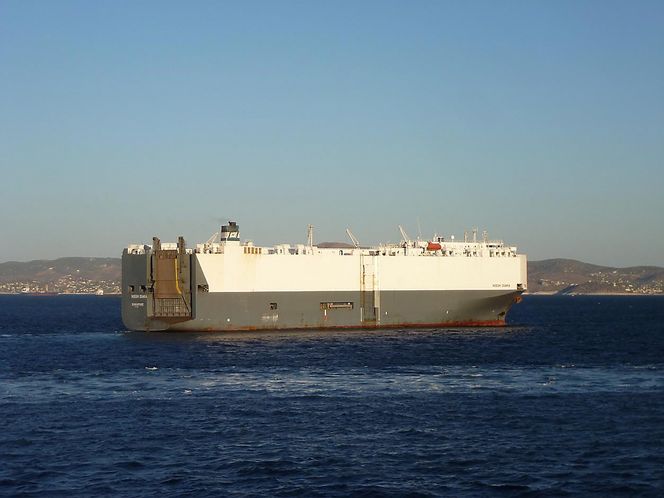 Höegh Osaka ble byget i 2000 og har plass til 5400 bilenheter. Rederiet disponerer en flåte på 60 skip med kapasiteter mellom 2400 og 7800 bilenheter.