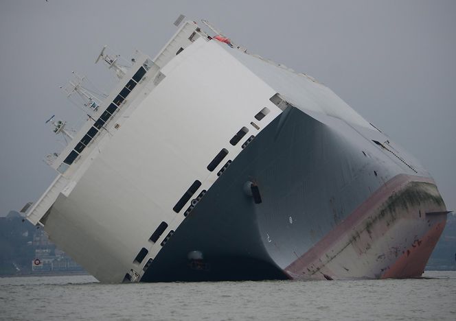Höegh Osaka ligger på sandbanken Bramble Bank ved Southampton etter at los og kaptein så det som tryggest å sette den på grunn på grunn av slagside.