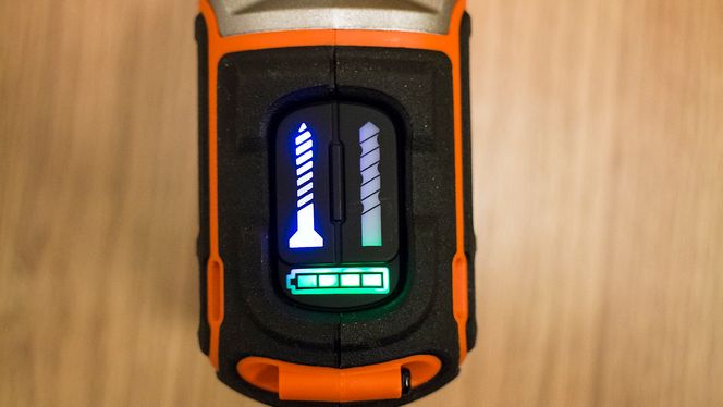 Klar til å skru: Når du trykker på skrueikonet sørger Black&Deckers Autosence at skruen skus inn med fullt turtall helt til hodet treffer materialet. Da stoppen den raske rotasjonen, men fortsetter i små rykk på en kvart omdreining. Det gjør at du ikke trenger å være engstelig for å skru den for langt inn.