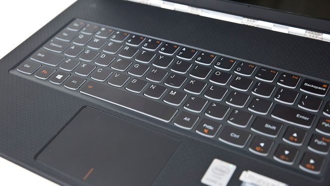 Tastaturet er litt for grunt for vår smak, men kanskje ikke overraskende, maskinens totale tykkelse tatt i betraktning.