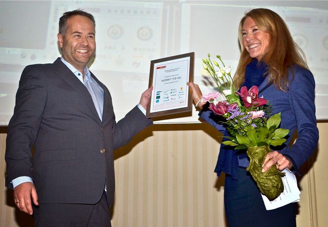 Norbit ITS vant teknologipris i Trondheim tirsdag. De hadde, ifølge Impello-analysen, best omsetningsvekst. Fra venstre: Per Jørgen Weisethaunet, leder Norbit Group. Prisen ble delt ut av Julie Brodtkorb, statssekretær ved Statsministerens kontor.