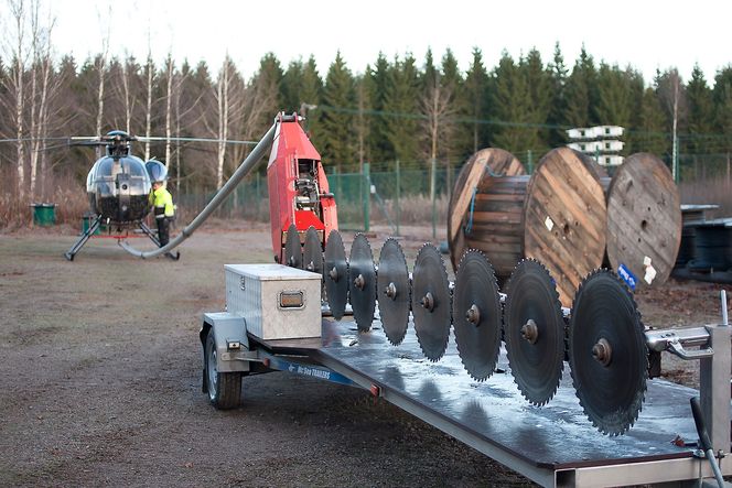 Motorsag i lufta: Enheten består av ni vanlige motroterende kniver, og en ganske kraftig bensinmotor, som sitter i en stang med justerbar lengde på seks til ni meter.