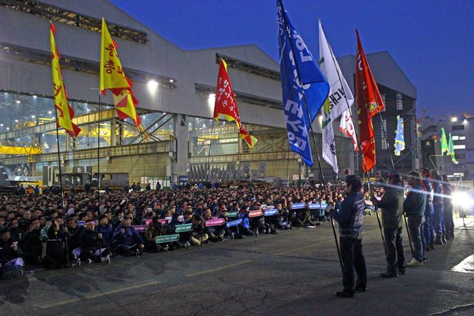 Her streiker arbeiderne ved Hyundai-verftet i Ulsan for høyere grunnlønn i november. Samme dag besøkte en delegasjon nordiske fagforbund verftet.