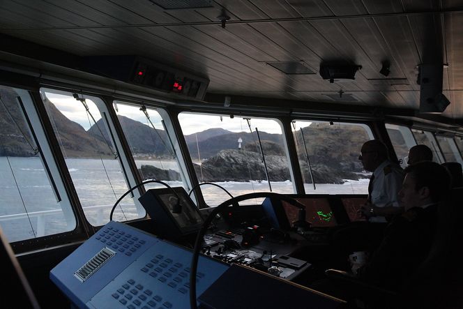 Nordlys seiler forbi Stad. Avstanden til land er liten og farvannet fullt av grunner og skjær. I dårlig vær er det risikofylt å seile her.