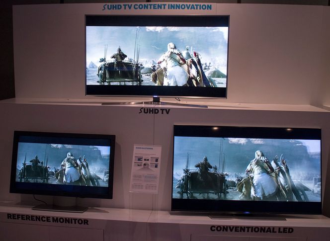 SUHD: Samsungs lansering av SUHD var en av de store sensasjonene på CES i år. Her er et bilde fra bakrommet som viser den voldsomme økningen i dynamikk i en SUHD-TV øverst mot dagens utgave nederst til høyre og en referanse-TV til venstre.