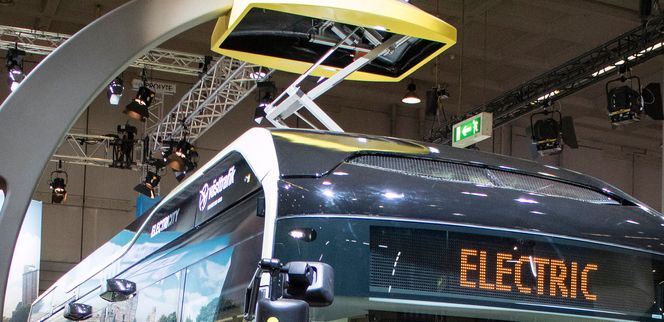 Taklader: Ikke ulikt en trikk kjører bussen opp en strømavtaker på holdeplasser. Den kan lade nok til 20 minutters kjøring i løpet av 6 minutter.