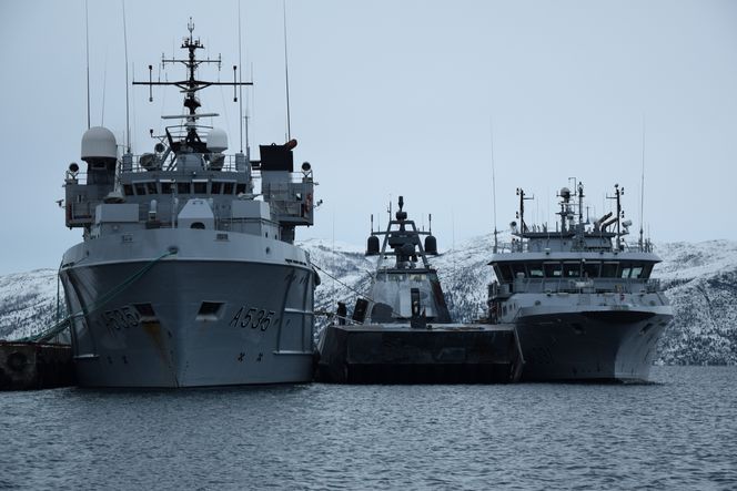 KNM Valkyrien sammen med korvetten KNM Glimt og kystvaktfartøyet KV Farm til kai i Alta.