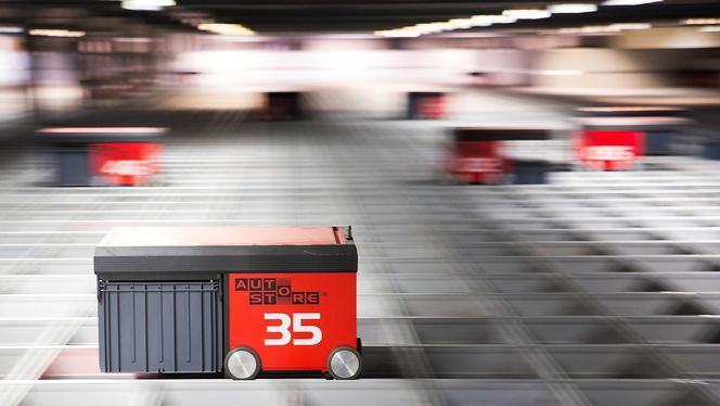 Robot: Her er robot nummer 35 i ferd med å levere varene. Foto: Eirik Helland Urke