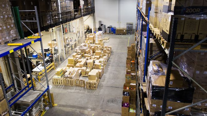 Innkommende: Nye varer står klare til å bli lastet inn i robotkuben. Foto: Eirik Helland Urke