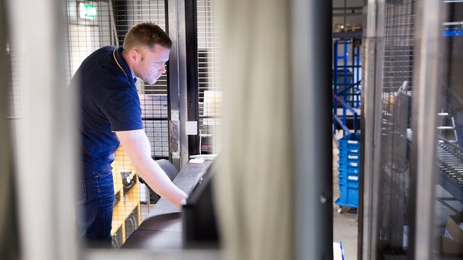 Styrer: Kenneth Hofstedt er operasjonell Autostore-leder, og har kontroll på robotene. Foto: Eirik Helland Urke