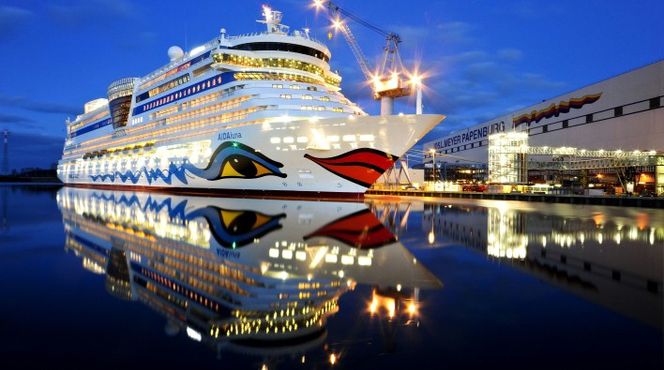 Meyer Werft har levert en hel serie cruiseskip til AIDA. Her er AIDAluna klar til levering i 2009. Det er 252 meter langt, 32 meter bredt og er på 69.200 bruttotonn. Passasjerkapasiteten er på 2.050. Det er 1025 lugarer, hvorav 666 er utvendig.
