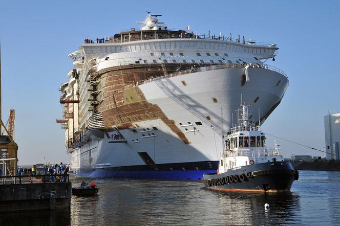 Harmony of the Seas bygges ved STX i Frankrike. Skipet på 227.000 bruttotonn ble tauet ut av tørrdokk i siste halvdel av juni. Skipet leveres i 2016.