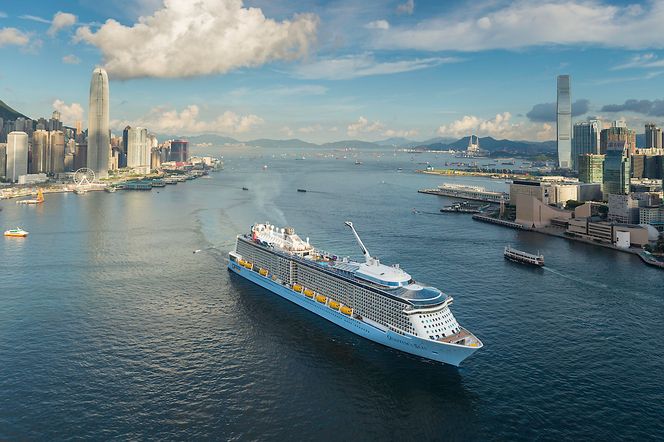 Quantum of the Seas i Hong Kong. RCCL og Carnival ser kraftig vekst i Kina-markedet.